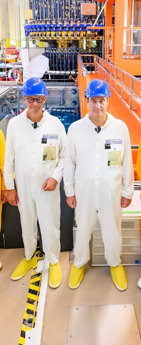 Storch_i's tweet photo. Die beiden technischen Experten, die sich ganz sicher sind, das man Atomkraftwerke, die derzeit zurückgegebaut &amp; abgerissen werden, sofort wieder in Betrieb nehmen kann: Mr. Burns &amp; Mr. Smithers https://t.co/c4dYlcN5Ne