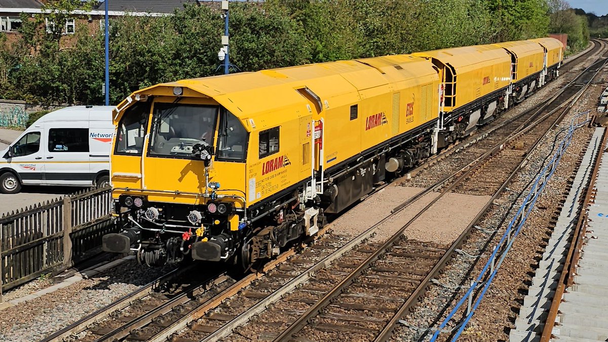 Harrod15S's tweet image. Loram Rail grinder DR79701 - 702 - 703 - 704 through Swinton this morning 21/4/26 working 4Z98 Derby RTC to York Holgate Sdgs #trains #trackmaintenance #Loram #Swinton #Networkrail