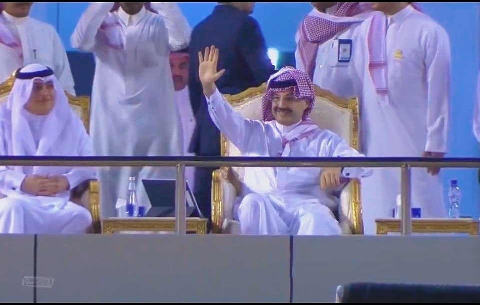 الأمير #تركي_بن_طلال يشارك #نادي_أبها فرحة الصعود… من حائل، وفي قلب رحلة #صعود_عسير:

بحضور  #أمير_منطقة_عسير، يصعد نادي أبها إلى #دوري_الكبار بعد فوزه على نادي الطائي ضمن الجولة (30) من منافسات #دوري_يلو.

#الطائي_أبها