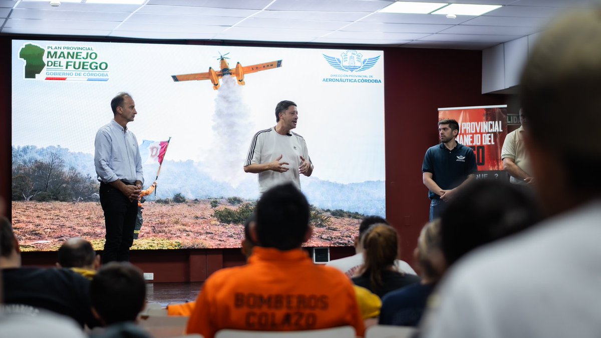 David_Consalvi's tweet photo. 📍#Oliva fue sede de la primera capacitación del año en "Operaciones Seguras con Aeronaves".

🔥 Con el foco puesto en la próxima temporada de incendios forestales, más de 60 bomberos voluntarios de toda la provincia participaron de esta jornada impulsada por el Plan Provincial de Manejo del Fuego y la Dirección Provincial de Aeronáutica.

👨‍🚒 La capacitación combinó instancias teóricas y prácticas en terreno, fortaleciendo la preparación para intervenir en situaciones reales.

🚁 Durante el entrenamiento se trabajó en la coordinación entre equipos de tierra y medios aéreos, incluyendo maniobras clave como abordaje de aeronaves, carga y descarga de agua y coordinación en escenarios de emergencia.

✈️ La actividad contó con un helicóptero y dos aviones Air Tractor AT-802A, permitiendo simular operativos reales de combate del fuego.

Una iniciativa del @gobdecordoba para seguir fortaleciendo la seguridad, la preparación y el trabajo en equipo de quienes están en la primera línea.

#HacerParaCrecer