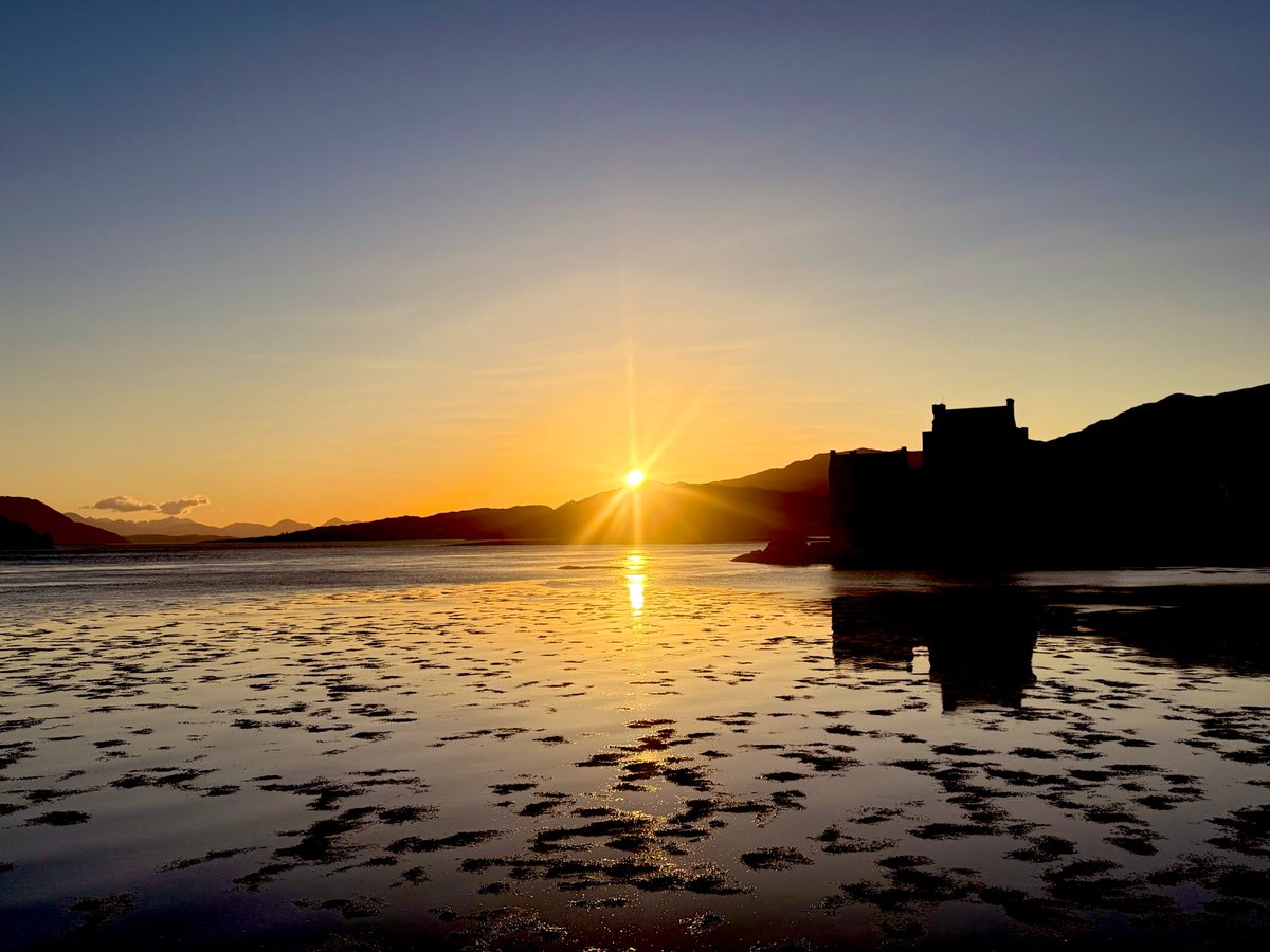 Macinnesplant's tweet image. Sunset - Eilean Donan Castle, Lochalsh #Scotland 🏴󠁧󠁢󠁳󠁣󠁴󠁿 @ThePhotoHour @StormHour @VisitScotland
