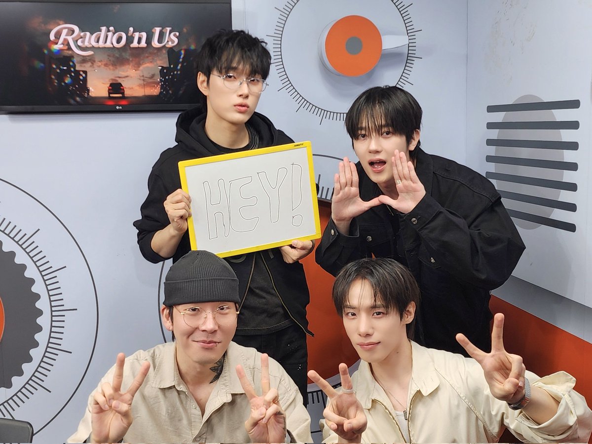 [Q THE K🤔]

오랜만에 라디온어스를 찾아온 젠, 재한, 예찬!
팀 Song Rider의 눈부신 활약으로 따낸
노래 선물도 잘 들으셨죠?!

#SamuelSeo 
#XEN #JAEHAN #YECHAN