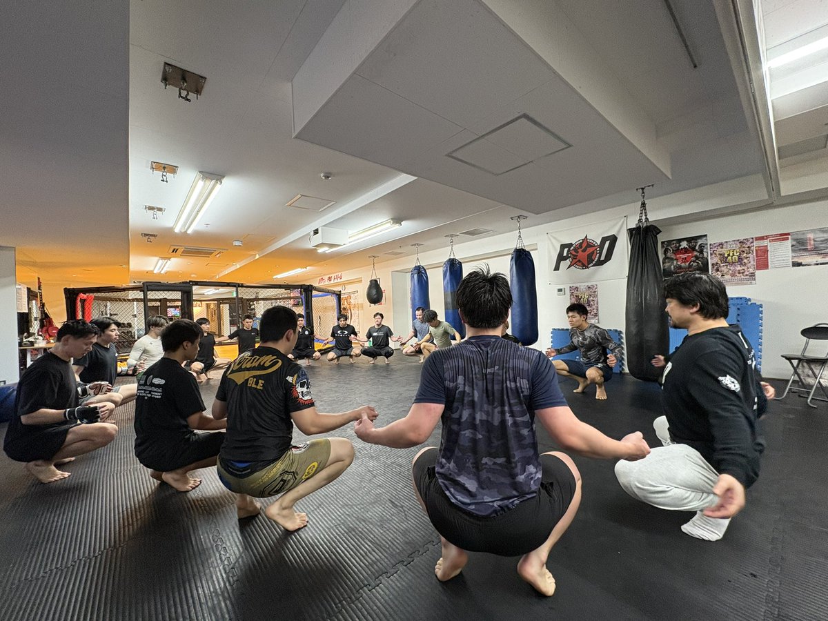 pod_gym's tweet image. 火曜日寝技🤼‍♂️
今日は筋肉潰しとキーロックを学びました💪
相手を痛めつけて手を外す痛い技です🥺皆のうめき声がジムに響いていました。後半はグラップリングスパー⚡️
今日も練習ありがとうございました！！
⁡
#パワーオブドリームジム #総合格闘技 #MMA #必殺技教えます