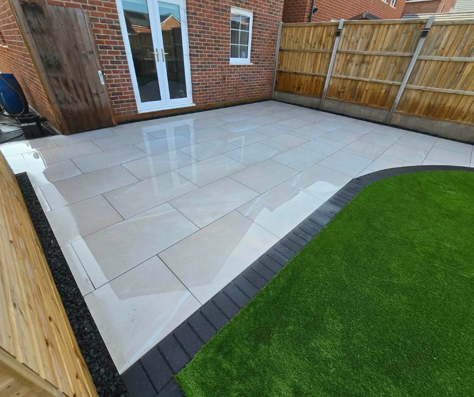 PSD_UK_LTD's tweet image. Our Galaxy Sand porcelain offers elegant shades of cream to beige with subtle white veining throughout 💫 

We love this clean and modern curved patio from Step Outside Landscapes 😍
 
☎️ 01909 768 760 

#paving #landscaping #porcelain #galaxy #sand #tiles #uk #slabs #patio