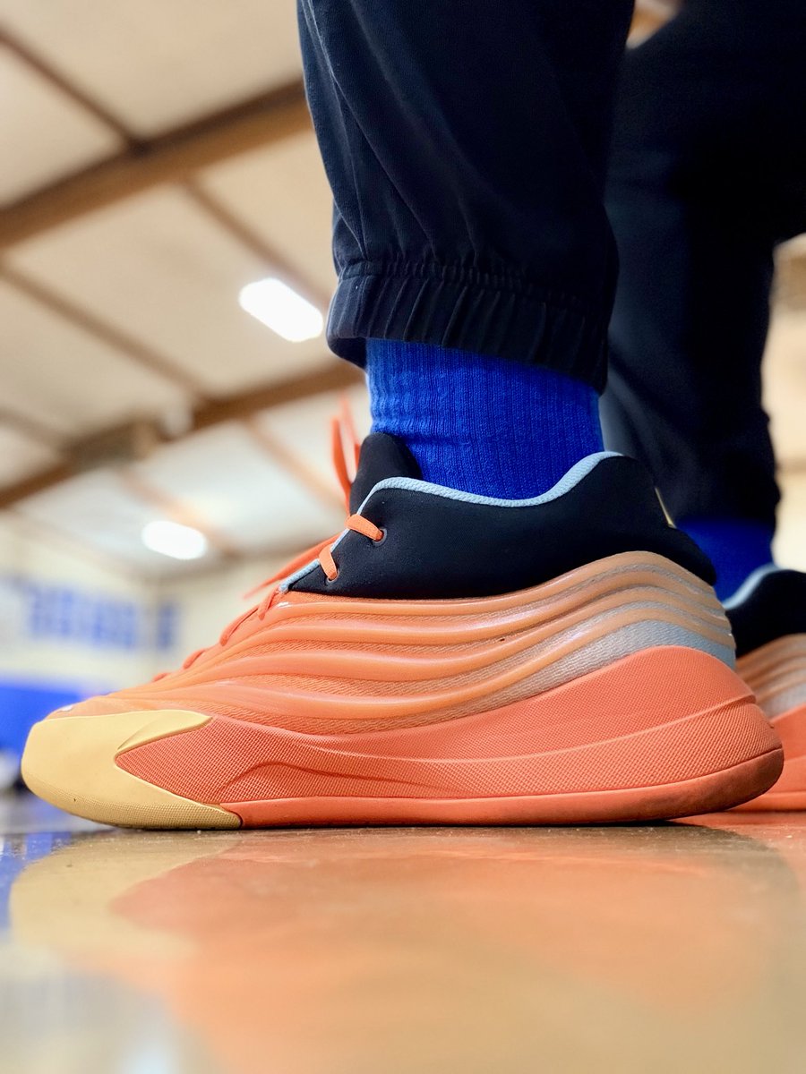 kb8thekid's tweet image. Dame X today, it was the colorway that obviously got me (orange  😆) but it’s the comfort that made me stay 🙏🏾 great shoe overall , especially for us wide/flat footers. Went with my true size. #wdywt #kotd #adidas #adidasbasketball #orange @adidasHoops @adidas