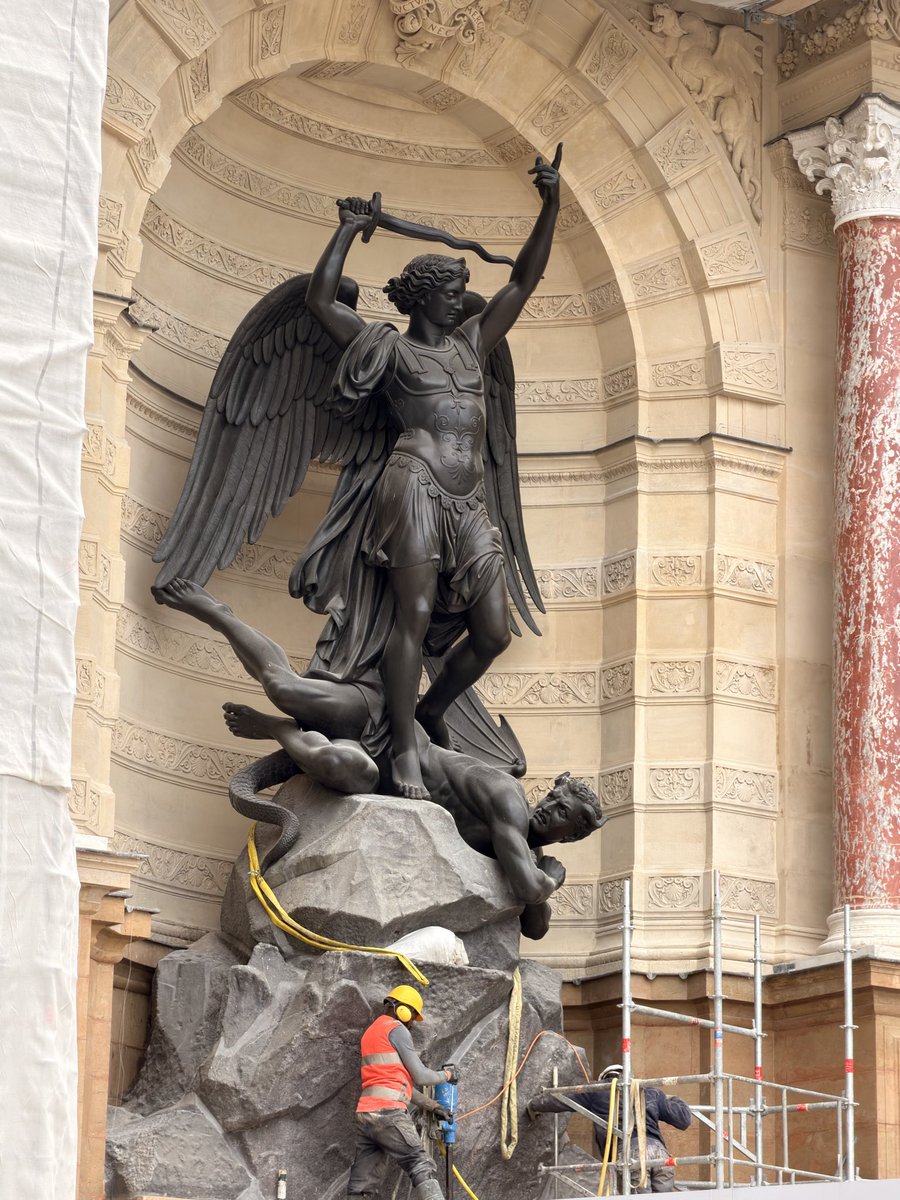 BGianeselli's tweet photo. ⛲️ En ce moment, on s’active à la restauration de la fontaine Saint-Michel ! https://t.co/xmvIZoJKXV