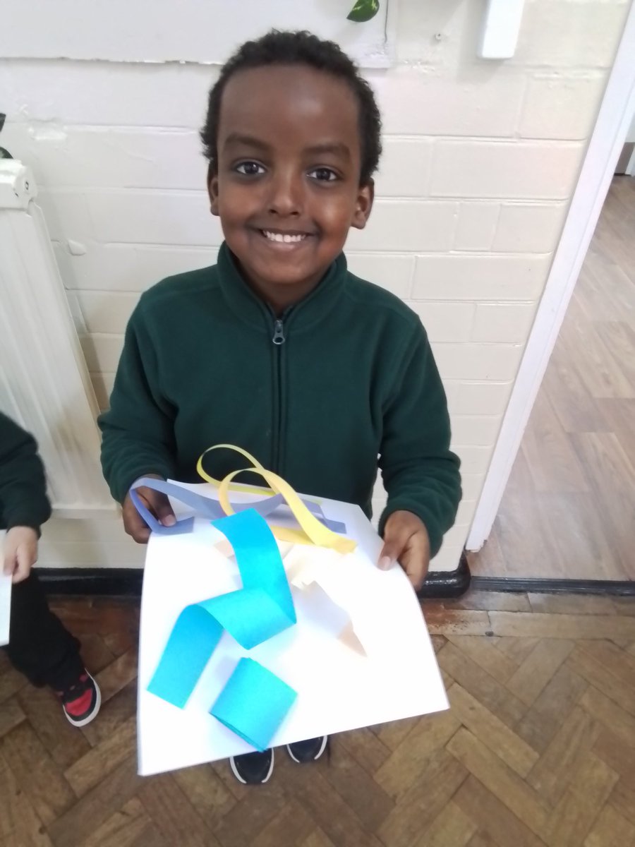 MrShahsClass's tweet image. We shaped paper in different ways to make a 3D drawing. #creativity #determination @kapowprimary @YPSArtandDesign