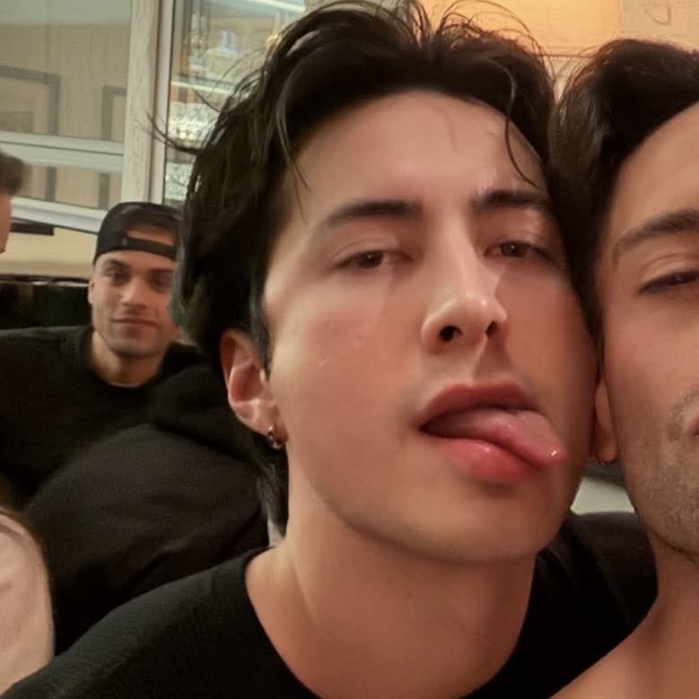 anansang8787's tweet image. 這張照片實在是太淫蕩了⋯⋯像是床底的色情雜誌一樣的存在，每回味一次都會讓我升起很多不堪的慾望，他迷離的眼神像沉溺於快感而饜足的浪蕩發情野貓，微眯著眼渴望的盯著鏡頭並伸出水潤粉嫩的軟舌，我想用手指按著舌頭的根部看看他會順從的吸吮還是輕咬留下淺牙印，真可惜我沒有老二可以享受他的嘴😌🔥