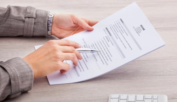 HurwitzBruce's tweet image. Don't be fooled. You only need ONE resume.  The resume is about YOU not the employer.  If someone says you need a different resume for each job application, they are WRONG! Just because the employer changes does not mean you do!  zurl.co/rtcWS #resume