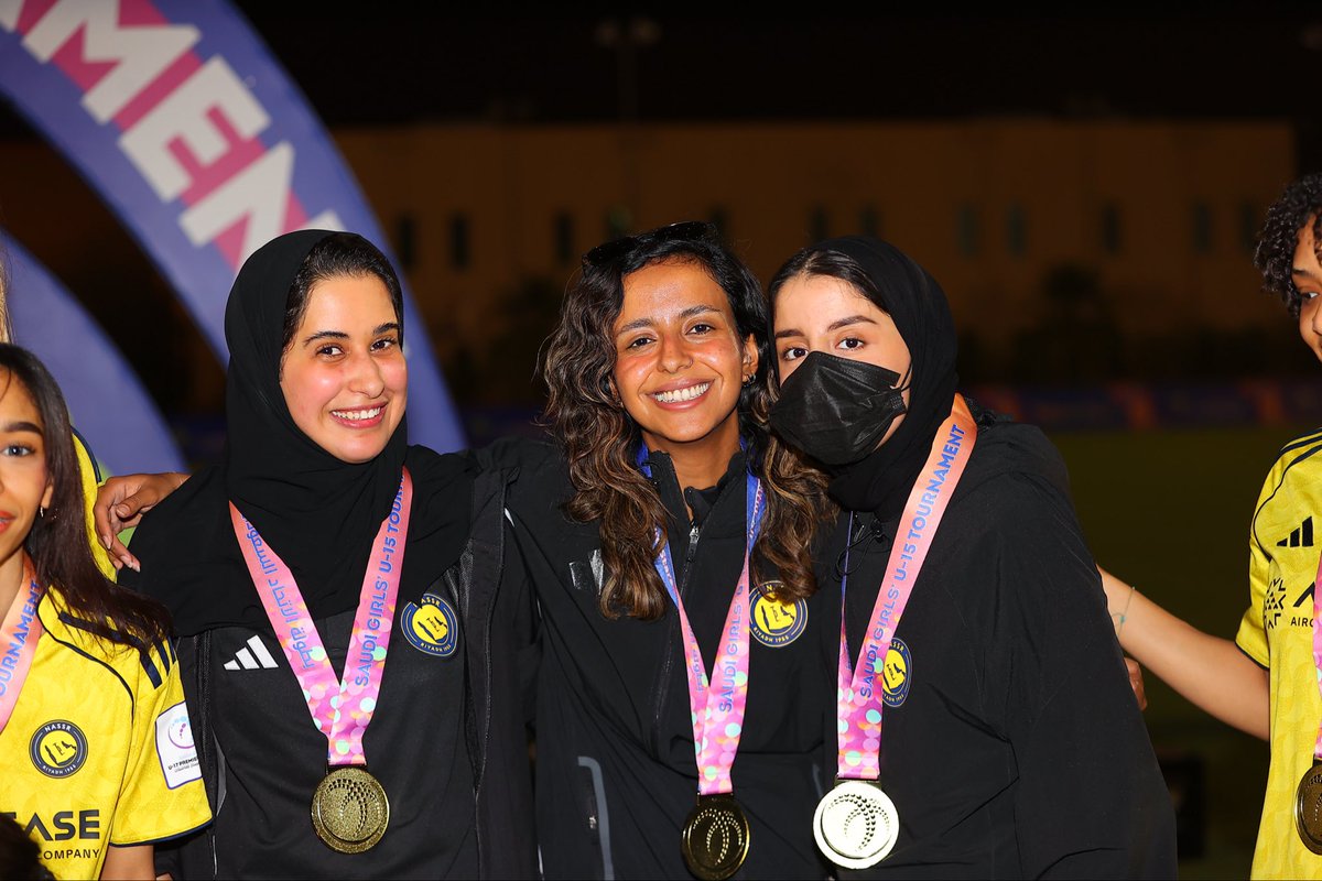 physioHaya's tweet photo. The final was calling… we answered with a five ✋🏻

فوز بلا اصابات , شباك نظيفه , تألق كالعاده 💛💙💛 
#بطولة_الاتحاد_السعودي_للفتيات https://t.co/oZwRy4fQrN