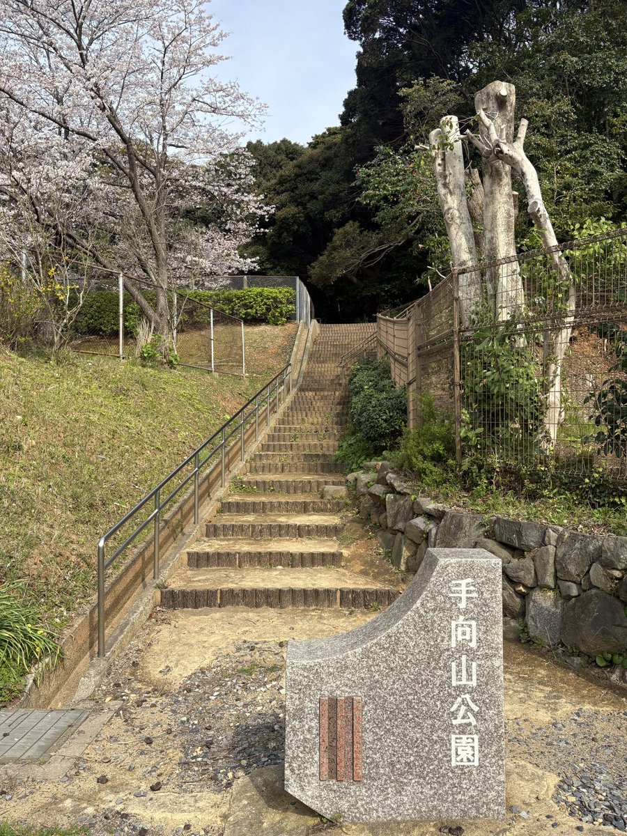 「宮本伊織の墓」。宮本武蔵の活躍を残した小倉碑文のある手向山のふもとには、宮本家先祖代々のお墓があります。死してなお少しでも養父の近くにありたいという思いがあったのかと考えさせられますね。