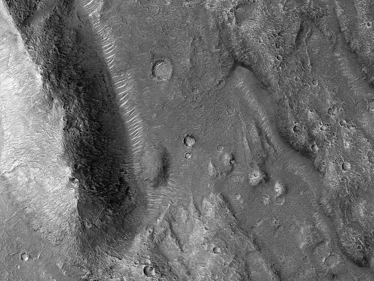HiRISE's tweet image. HiPOD: South of Ares Vallis

From HiWish: “The objective of this observation is to help us understand the flow that occurred between smaller rivers and larger rivers, and how it affected the landscape.” 

uahirise.org/hipod/ESP_0768…
NASA/JPL-Caltech/University of Arizona
#Mars #NASA