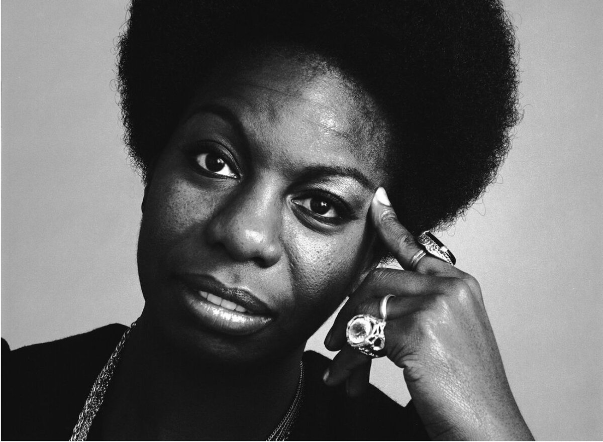 Neste dia, a 21 de abril de 2003 faleceu a cantora estadunidense Nina Simone. Nina foi uma ativista política que usou a música como veículo para uma mensagem de liberdade, igualdade e justiça, trazendo práxis revolucionária para o seu repertório.

Apesar de ser uma talentosa