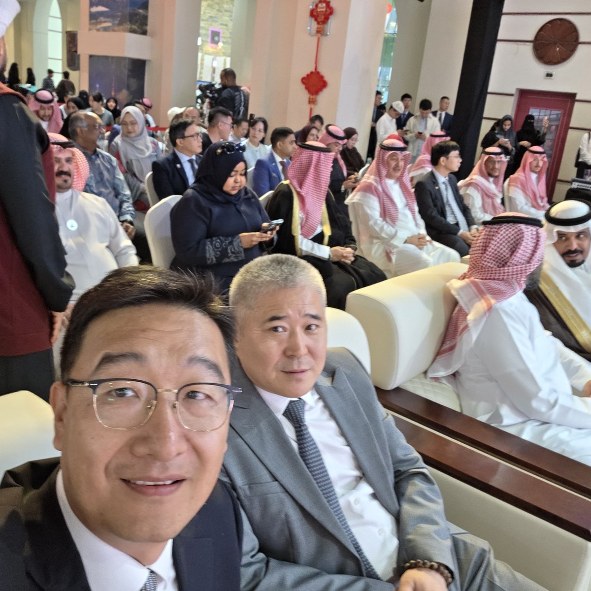 ForeverLiang's tweet photo. 🌏 اليوم العالمي للغة الصينية – النسخة السابعة عشرة في جدة
بدعم من القنصلية العامة لجمهورية الصين الشعبية في جدة، اجتمع محبو اللغة الصينية في أجواء تفاعلية مليئة بالحيوية والتبادل الثقافي.

#اليوم_العالمي_للغة_الصينية #ChineseLanguageDay https://t.co/dKlPIZxuSF