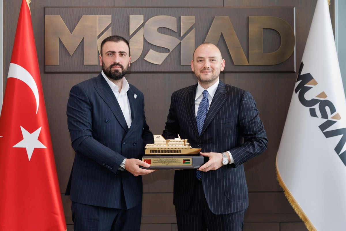 BurhanOzdemirTR's tweet photo. Bugün, Filistin için yeniden yola çıkmaya hazırlanan kıymetli bir heyeti genel merkezimizde misafir ettik.

Sumud Filosu’nun yeniden yola çıkma kararlılığı, vicdanın, adalet arayışının ve insanlık onurunun güçlü bir ifadesidir. Denizleri aşan bu irade, Filistin halkının haklı mücadelesine umut taşırken; zulme karşı susmayanların ortak sesini daha da gür kılmaktadır.

Filistin, insanlığın sınandığı, kardeşliğin ve adaletin yeniden anlam kazandığı bir emanettir. Bu emaneti sahiplenen her adım, mazlumun duasına ve insanlığın vicdanına karşılık bulmaktadır.

Türkiye olarak; kalbimizle, sözümüzle ve imkânlarımızla Sumud Filosu’nun yanında olmayı sürdürecek, Filistinli kardeşlerimizin haklı davasına desteğimizi kararlılıkla devam ettireceğiz.

Nazik ziyaretleri için teşekkür ediyor, yürüttükleri bu anlamlı çabanın hayırlara vesile olmasını diliyorum.

🇹🇷🇵🇸
