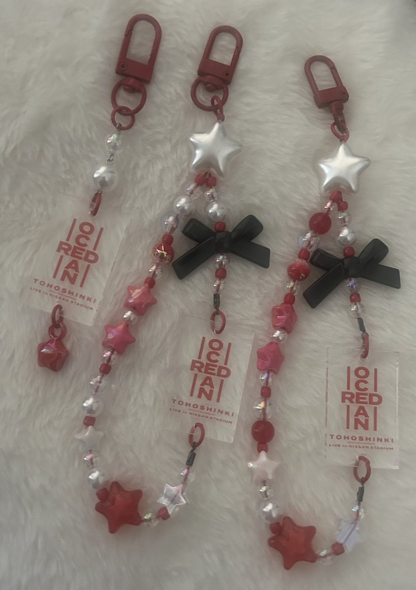 📌 Red Ocean gifts / 日産ソンムル

📅 4/25-26 
• スマホストラップ　2種(パール・レッド)
+ステッカー
・キーホルダー　1種+トレカあり/なし
・phone strap 2 types (PEARL/RED) + stickers
• keychain 2 types + pcs

ハンドメイド😅;少数
Handmade; limited number