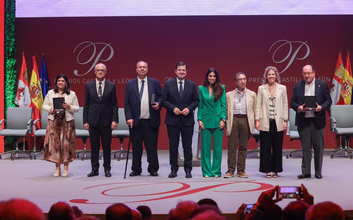 alferma1's tweet photo. Los #PremiosCyL25 son el reconocimiento a lo mejor de nuestra tierra. A quienes, con su talento, trabajo y compromiso, hacen más grande esta Comunidad y representan nuestros valores como sociedad.
Hoy celebramos ese orgullo y damos la enhorabuena a los mejores de los nuestros:
 
🧑‍🔬Verónica Pascual Boé, @veronicapascboe, Premio Castilla y León de Investigación Científica y Técnica e Innovación.
🎶Nuevo Mester de Juglaría, Premio Castilla y León de las Artes.
✍️Tomás Sánchez Santiago, Premio Castilla y León de las Letras.
🎓Germán Vega García-Luengos, Premio Castilla y León de las Ciencias Sociales y Humanidades.
🏊Laura López Valle, @Lauransincro, Premio Castilla y León del Deporte.
⛑️Proyecto Hombre Castilla y León, Premio Castilla y León de los Valores Humanos y Sociales.
🐂Ayuntamiento de Benavente, @aytobenavente, Premio Castilla y León de Tauromaquia.
 
¡Gracias por engrandecer #CastillayLeón!
