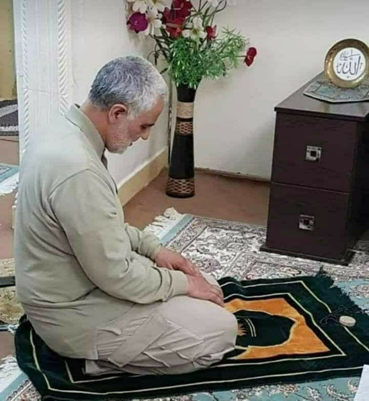 حال‌ و‌هوایت‌ همیشه
با‌ من‌ و‌همراه‌ من‌ است
یاد‌تو‌ لحظه‌ای‌ قضا‌ نمی‌شود...
شادی روح مطهر شهدا صلوات