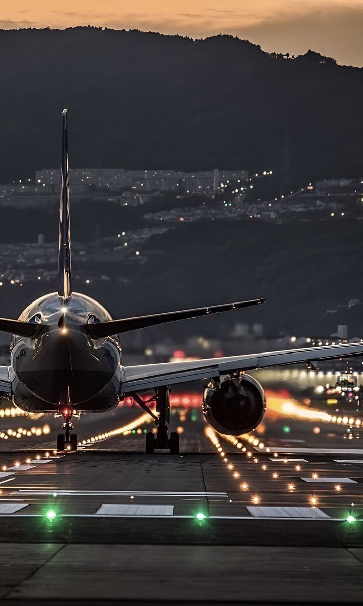 Night 29  ྐ❤︎  Late at night

Birks wins the Veto in Las Vegas, and then everyone boards the flight back to Miami.