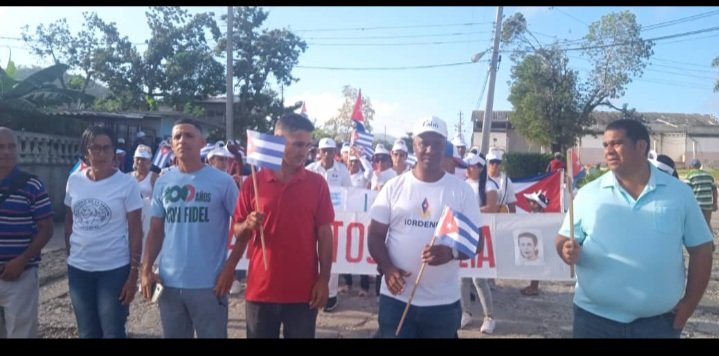 AngelMatosTorr2's tweet photo. "La Patria se defiende". Con mucho colorido y excelente participación se desarrollo esta mañana el desfile por el 1ro de Mayo en el consejo popular Los Negros, con la presencia de nuestras máximas autoridades.
#LaPatriaSeDefiende
#Contramaestre
#SantiagoDeCuba https://t.co/dFp8zEAUKQ