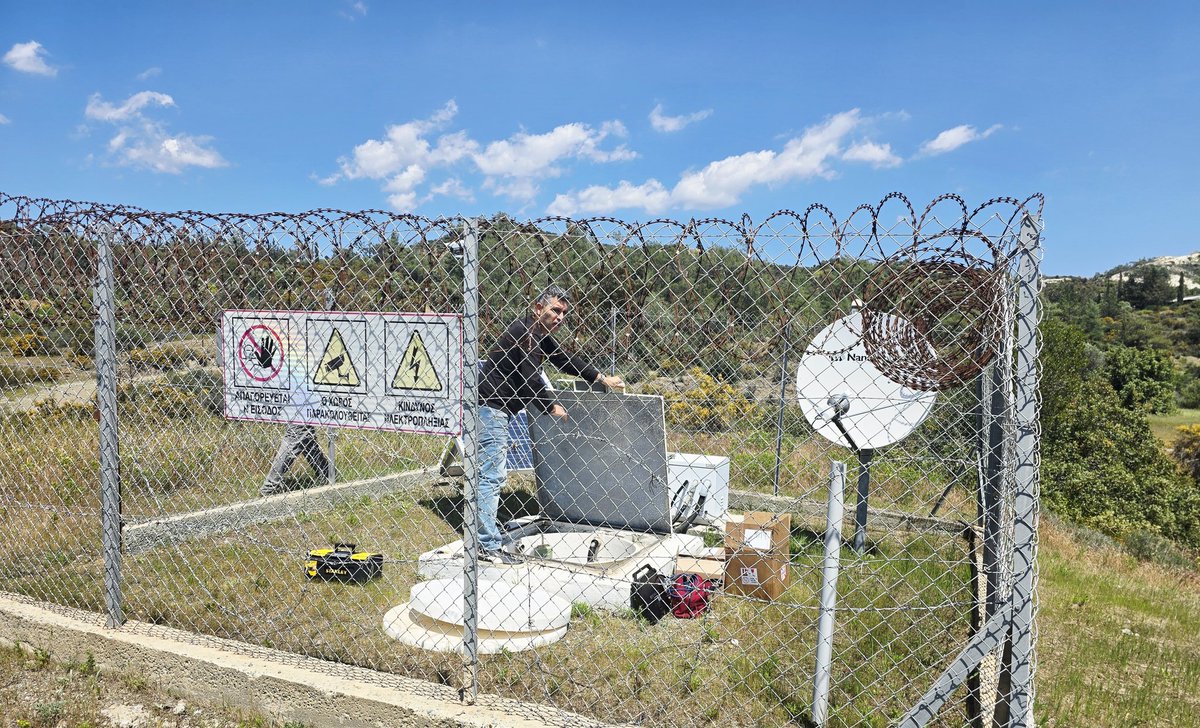 SylvanaPilidou's tweet image. Τρομερά αφιλόξενοι που είμαστε οι σεισμολόγοιιιιιι ⚒️ ☠️

#ScienceInTheField #Earthquakes #Geoscience #Seismology #SeismicStation #maintenance #fieldwork #upgrade #SeismicNetwork #telecommunications #seismicity #monitoring