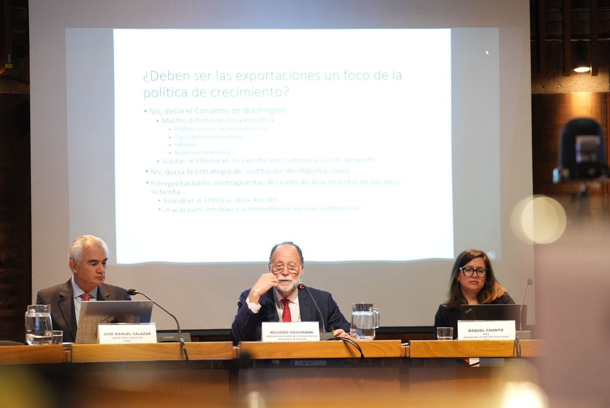 cepal_onu's tweet photo. 🗨️ En seminario internacional que se realiza en la #CEPAL, el Profesor @ricardo_hausman de la Universidad de @Harvard presentó algunas conclusiones de su capítulo sobre el crecimiento impulsado por las exportaciones, incluido en el libro "El Consenso de Londres", y compartió cinco hechos estilizados sobre el crecimiento del mundo, y de #AméricaLatina y el #Caribe, en las últimas tres décadas. Una primera conclusión, dijo, es que "nuestro problema es la adopción de tecnología".
🔴https://t.co/4JRzmYlaMg