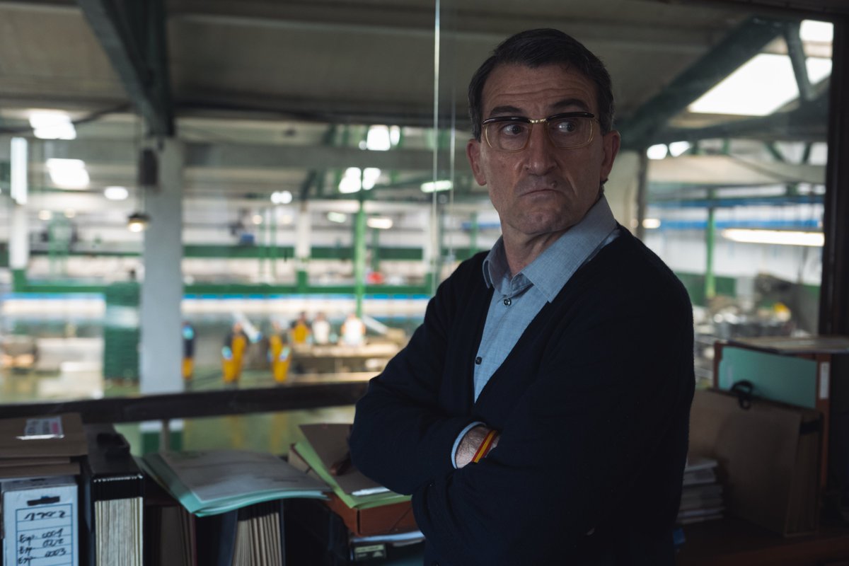 VacaFilms's tweet photo. A Paco le gusta pasar desapercibido, no dar la nota... Pero cómo no nos va a llamar la atención este papelazo de Luis Zahera en #Clanes.

¡Solo en @Netflixes! https://t.co/w43jENpvkG