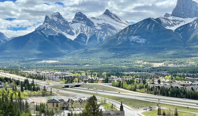 TalentPoolHub's tweet photo. Summer in the rockies is meant to be peak season, but behind the scenes, it’s a scramble.

With fewer applications, #tourism employers are “frantic” to keep up. For #job seekers, that gap = opportunity 👉 https://t.co/oPae8ixRWC

@TourismCanmore @BanffLakeLouise @calgaryherald https://t.co/7Qqed0D2VU
