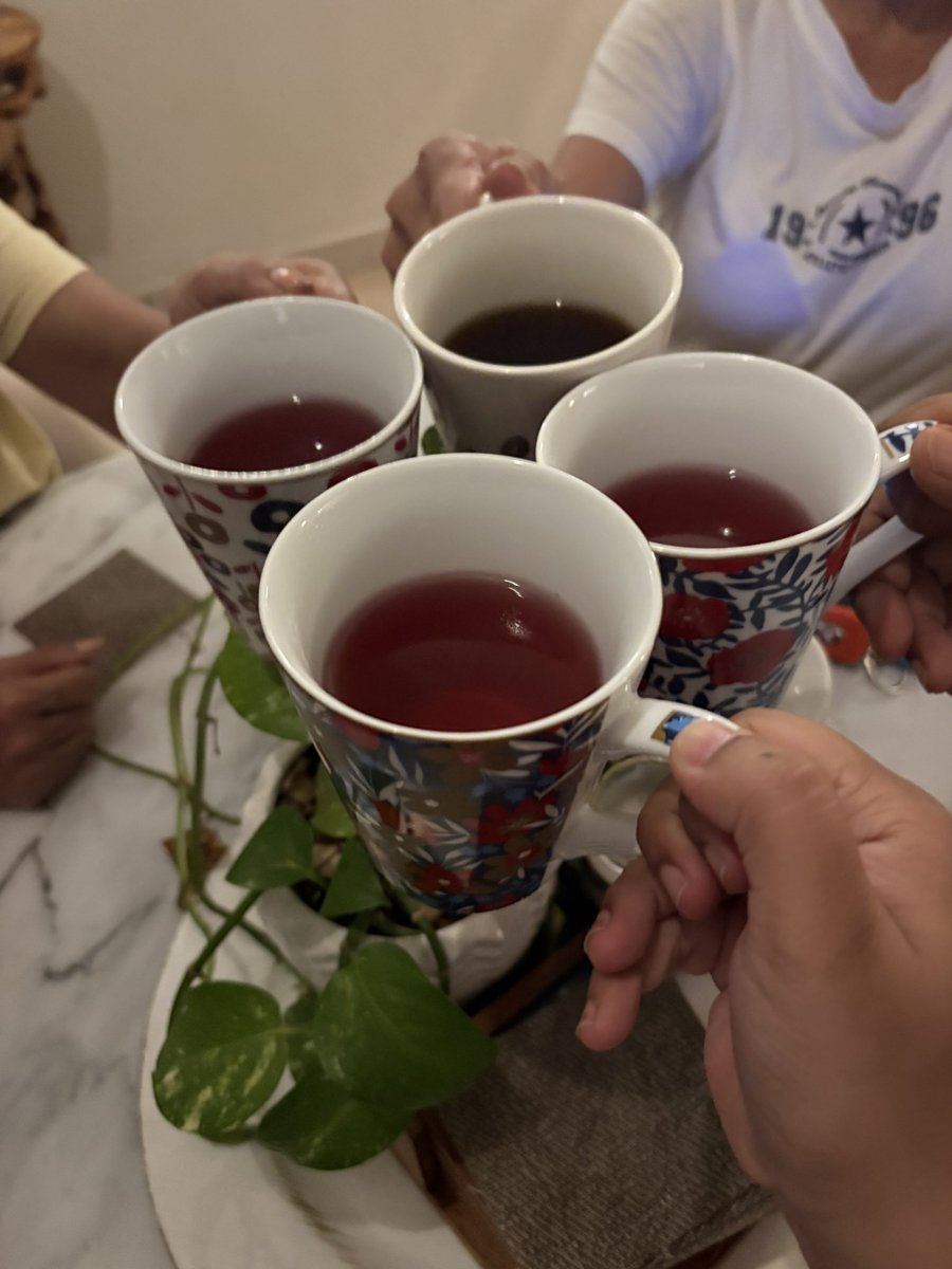 TheLifeOfAashii's tweet image. When you are so full with all the wine and champagne for a freaking whole month now all we need is…. 
DETOX TEA AT THE END OF THE TRIP🤣 courtesy to @MsMSaxena ☕️ 🍵 #DetoxTea #Mauritius