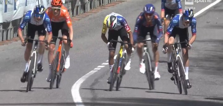 ZXCycling's tweet image. 🇮🇹@Tourof_TheAlps stage 2

So close to win again for @picnicpostnl today! This time, Mattia Gaffuri make tremendous breakaway ride, didn't dropped from leader's wheel, but lost sprint, because of tired. Wish you finally get 1st win guys, you deserve this!

#ToTA26 #cycling