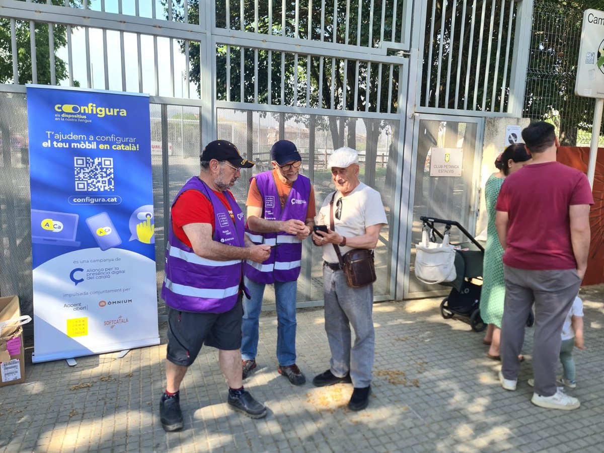 Continuen les accions informatives de la campanya Configura els teus dispositius en català, perquè els catalanoparlants guanyem presència en el món digital.

👇 Avui, el grup de voluntaris de Cardedeu, en el marc del Correllengua Agermanat.