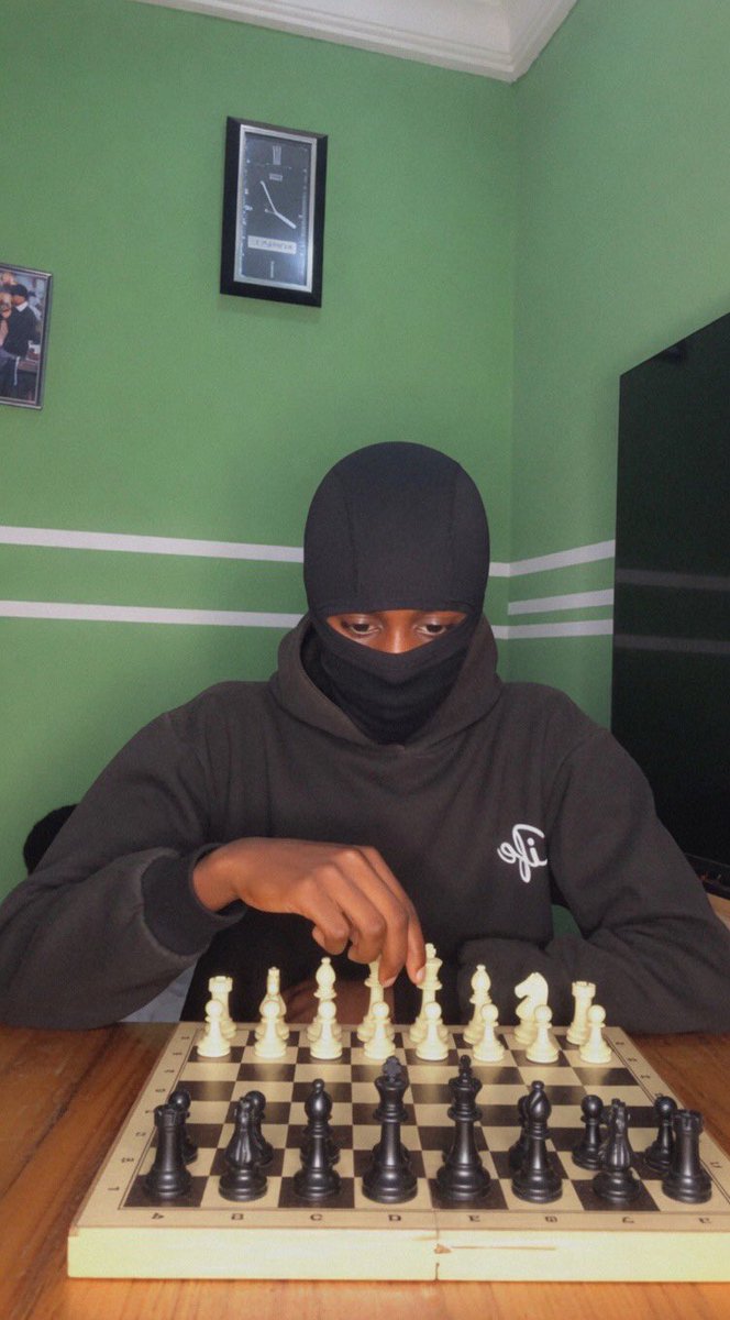 Imnot_bolu's tweet photo. First Nigerian to wear ski mask while playing chess
#firstnigerianchallenge https://t.co/ViFKWaqzOj