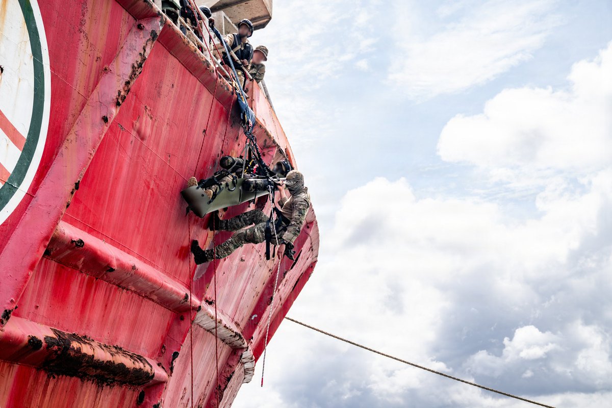 USSOCAF's tweet image. Combat medicine has no borders. Neither does our commitment to keeping each other alive.

At #Flintlock26, scenarios require teams to think critically and react quickly when minutes matter most. 

@USAfricaCommand #MEDEVAC #Maritime #Mauritania #Securité #Civ #CivSecu