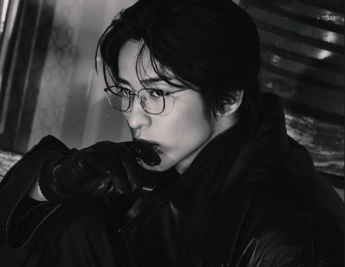 megurofied's tweet photo. MEGANE MEGURO‼️ + LEATHER GLOVES‼️ + HIM BITING SAID LEATHER GLOVES⁉️⁉️‼️⁉️💥💥💥

THANK YOU LORD.. https://t.co/fWRu6tDxq0