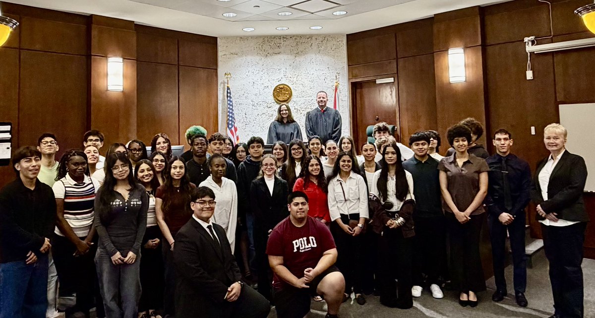 SWFLCourts's tweet image. Field trips are in full swing at our courthouses lately… and there are still more to come! ⚖️✨ Collier County students participating in Junior Achievement recently had the opportunity to hear from Judge Amanda Levy-Reis and Judge James Stewart.

#SWFL #SWFLCourts #FLCourts