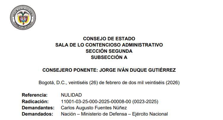 juridicascol's tweet photo. EL ESTADO NO PUEDE INVENTAR PROCEDIMIENTOS: LÍMITES AL PODER ADMINISTRATIVO EN COLOMBIA.

Las autoridades administrativas no pueden crear, modificar o adicionar etapas o instancias dentro de un procedimiento regulado por la ley, cuando esta ha definido de manera expresa su estructura, pues ello constituye una extralimitación de funciones y configura un vicio de nulidad por falta de competencia. El Consejo de Estado resolvió una demanda de nulidad contra un aparte de la Directiva Permanente 215 de 2021 del Ejército Nacional, que establecía la realización de una auditoría médica obligatoria a las decisiones adoptadas por las Juntas Médico Laborales antes de su notificación.  El demandante sostuvo que dicha disposición vulneraba el ordenamiento jurídico, pues introducía una etapa adicional no prevista en el Decreto Ley 1796 de 2000, norma que regula de manera integral el procedimiento para la calificación de la pérdida de capacidad laboral en la Fuerza Pública. Además, alegó que esa auditoría implicaba la intervención de terceros distintos a los legalmente autorizados y afectaba el debido proceso. Por su parte, el Ministerio de Defensa defendió la legalidad del acto, argumentando que la auditoría no constituía una nueva instancia, sino un mecanismo de verificación interna orientado a garantizar la calidad, transparencia y corrección de las decisiones médico-laborales.

El Consejo de Estado centró el análisis en el principio de legalidad y la competencia administrativa, señalando que las autoridades públicas solo pueden ejercer funciones expresamente atribuidas por la Constitución o la ley. En ese sentido, precisó que el parágrafo del artículo 17 del Decreto Ley 1796 de 2000 asigna al Gobierno Nacional la facultad de determinar los procedimientos y aspectos relacionados con las Juntas Médico Laborales. La Sala concluyó que la directiva del Ejército excedió dicha competencia, al crear de manera permanente una auditoría obligatoria que, en la práctica, introducía una nueva instancia de revisión dentro de un procedimiento que ya estaba completamente regulado por la ley. Asimismo, advirtió que la normativa vigente solo permite la intervención excepcional de expertos y establece que el único órgano facultado para revisar las decisiones de las juntas es el Tribunal Médico Laboral de Revisión Militar y de Policía. En consecuencia, determinó que el acto administrativo fue expedido sin competencia, configurándose un vicio que afecta su validez, por lo que declaró su nulidad. Finalmente, no impuso condena en costas al tratarse de un asunto de interés público.

✍️ ¿DESEAS ESTAR ACTUALIZADO A DIARIO DE TODA LA JURISPRUDENCIA DEL PAIS? SUSCRIBETE  👉https://t.co/inw3mS0ycq