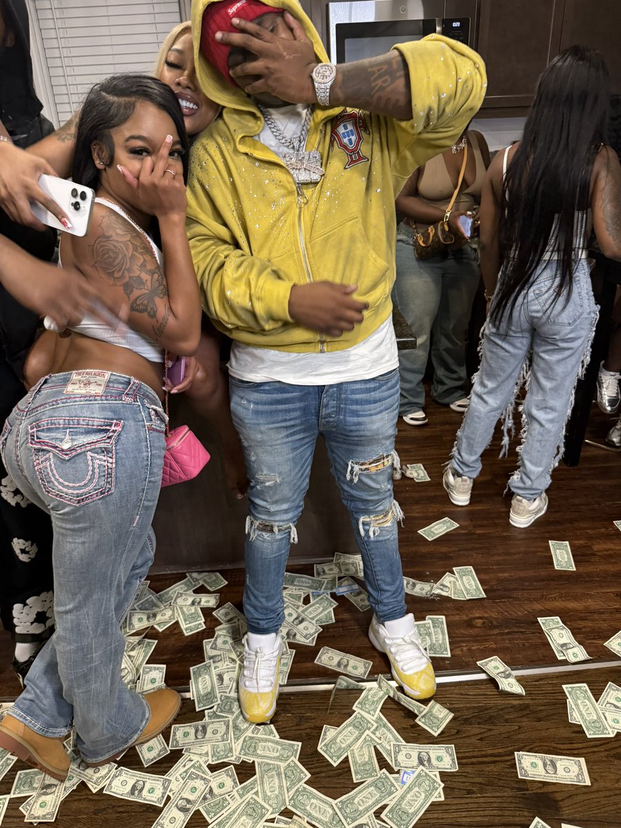 RealRichIzzo's tweet photo. YOU STANDING AROUND🧍🏿‍♂️AINT NO THROWING NO 💰 DEN GET YO BROKE SSA 🖕🏾OUT OF DA WAY✌🏾 https://t.co/wEcvaCNQcO