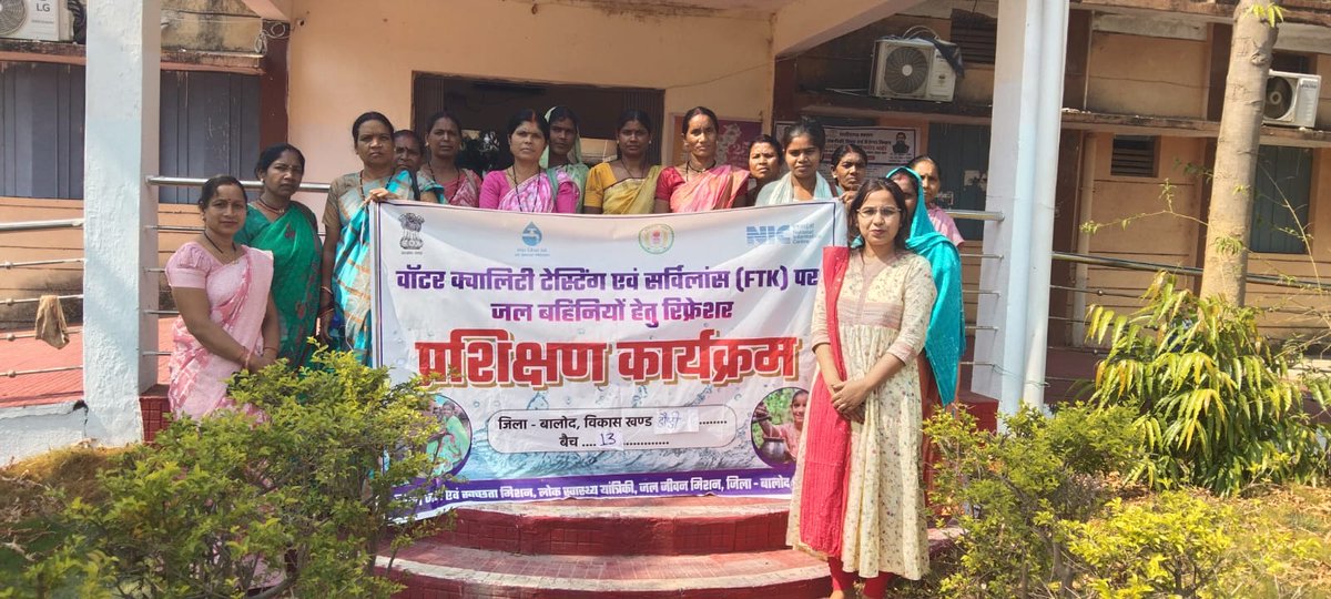 eebalod's tweet photo. दिनाँक 13-04-2026 को जनपद पंचायत डौंडी में चयनित ग्रामीणों की जल बहिनियों को जल स्रोतों से जल परीक्षण करना सिखाया गया साथ ही सुरक्षित पेयजल व जल संरक्षण के प्रति जागरूक किया गया।
@jaljeevan_ 
@jjmchhattisgarh 
@UNICEFIndia 
@DoWRRDGR_MoJS https://t.co/91Q7jWIhI4