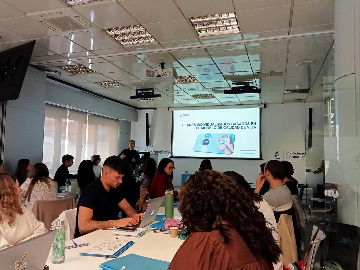autismo_burgos's tweet photo. 🔵El pasado martes, Beatriz Ríos, Sandra Pérez Campos y Sandra Pérez Díez estuvieron en Madrid, en las instalaciones de @Autismo_Espana asistiendo a la reunión de arranque de los proyectos Rural TEA y +Autonomía.

#EuropaSeSiente https://t.co/bAFfcwajPs