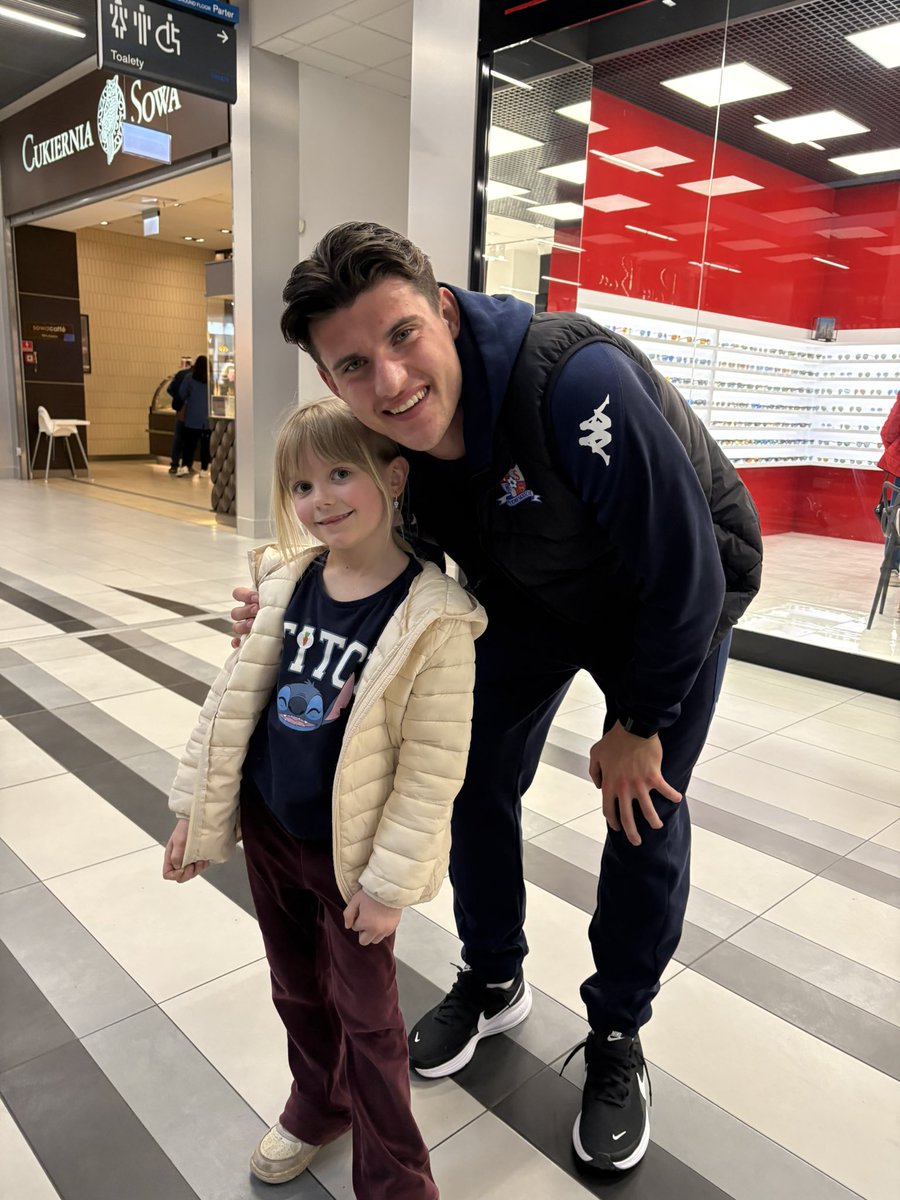 Top player and top guy, lovely to meet <a href="/SochanKamil/">Kamil Sochań</a> this evening - looking forward to cheering you on from the stands on Friday 💪💪🔵🔴⚪️ <a href="/TSP_SA/">TS Podbeskidzie S.A.</a>