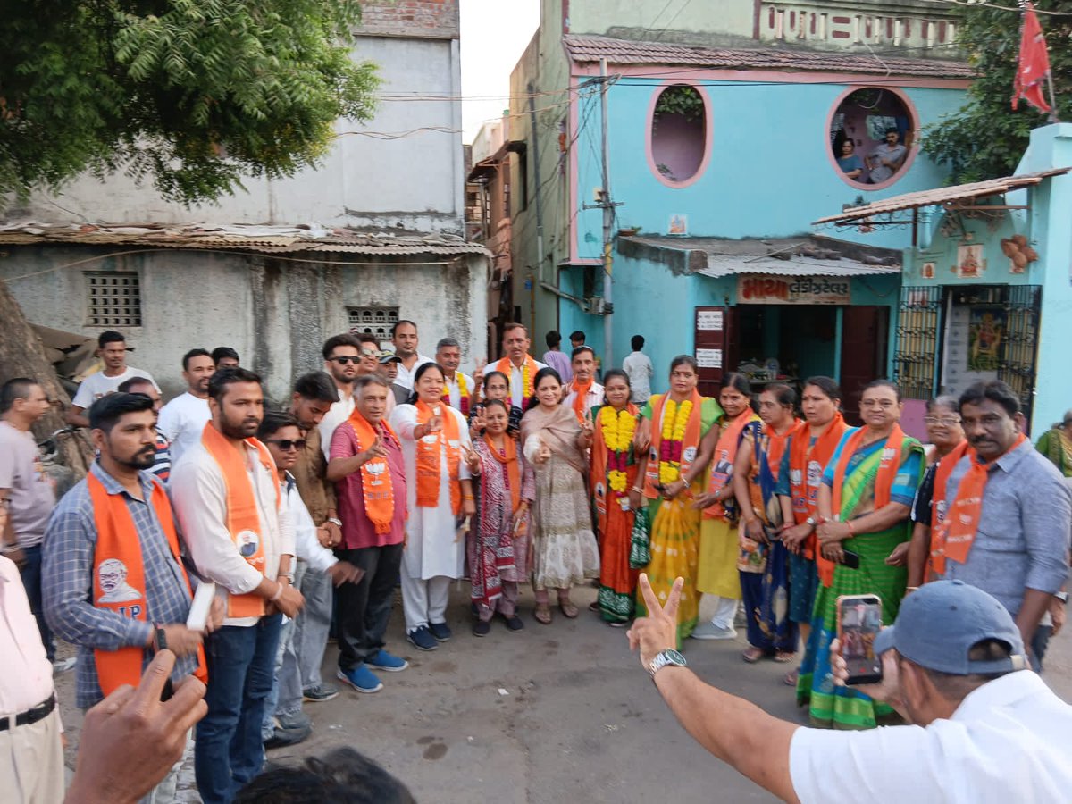 manisha_vakil's tweet photo. 🪷 વિજયનો વિશ્વાસ - ભાજપને સૌનો સાથ🪷

વોર્ડ નંબર 04 માં ચૂંટણીના પ્રચારાર્થે ઉમેદવારશ્રીઓ તથા સાથી કાર્યકર્તાશ્રીઓ સાથે જનસંપર્ક કરી વડીલોનો આશીર્વાદ મેળવ્યા, યુવાનો સાથે વિકાસના મુદ્દાઓ પર ચર્ચા કરી અને બહેનો સાથે સંવાદ સાધ્યો. https://t.co/atBFEQb8bX
