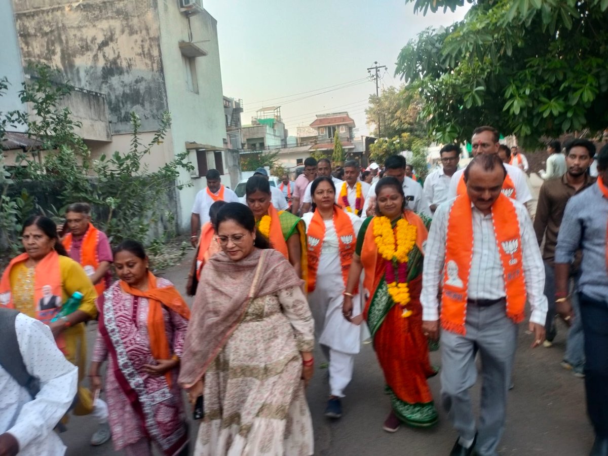 manisha_vakil's tweet photo. 🪷 વિજયનો વિશ્વાસ - ભાજપને સૌનો સાથ🪷

વોર્ડ નંબર 04 માં ચૂંટણીના પ્રચારાર્થે ઉમેદવારશ્રીઓ તથા સાથી કાર્યકર્તાશ્રીઓ સાથે જનસંપર્ક કરી વડીલોનો આશીર્વાદ મેળવ્યા, યુવાનો સાથે વિકાસના મુદ્દાઓ પર ચર્ચા કરી અને બહેનો સાથે સંવાદ સાધ્યો. https://t.co/atBFEQb8bX