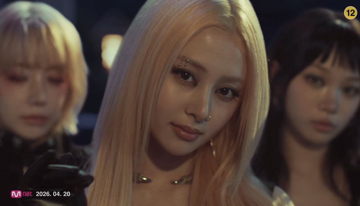 Yunjin just sent 1 million lesbians to heaven with the piercings