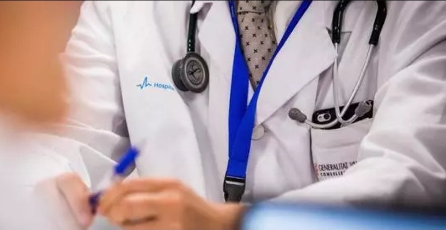 fayusob's tweet photo. Ilegal, insostenible e inseguro: homologar médicos sin especialidad vulnera la #LOPS y la #OMC lo ha denunciado. La #sanidad no puede funcionar al margen de la ley.

#Homologación masiva de médicos sin especialidad: un agujero legal en nuestra sanidad.

1️⃣ El "boom" de homologaciones.
Solo en 2025, el Gobierno homologó 30.303 títulos de Medicina extranjeros, una cifra sin precedentes.

2️⃣ El problema central.
Se homologa el título de médico general. Pero para ejercer como especialista en la sanidad pública, la ley exige el título de especialista a través del sistema #MIR. Aquí está el fondo del asunto.

3️⃣ Lo que dice la Ley.
La Ley 44/2003 de Ordenación de las Profesiones Sanitarias (LOPS) exige la especialidad vía MIR. Su modificación por Ley 17/2022 no ha cambiado este requisito.

4️⃣ La vía rápida que no está en la ley... No hay una "vía rápida" legal que exima la especialidad. Es una interpretación extensiva que, como denuncia el portavoz del @smandaluz, es un "incumplimiento de la normativa vigente".

5️⃣ Una práctica que se normaliza. Este punto es extremadamente grave.
La @OMC_Esp alerta de que es una práctica "cada vez más extendida" que "pone en peligro la seguridad del paciente".

6️⃣ La realidad en los hospitales.
#CCAA como #Cataluña y zonas rurales ya recurren a médicos sin la especialidad para cubrir vacantes.

7️⃣ Un debate necesario.
No se cuestiona la valía de los profesionales extranjeros, sino la legalidad de un sistema que permite ejercer como especialista sin la titulación obligatoria. Es un problema de seguridad clínica y de igualdad de condiciones.

Resumiendo: el Gobierno está homologando por vía rápida títulos de medicina a miles de médicos extranjeros sin exigirles la especialidad que sí se exige a los nacionales #víaMIR. Esto vulnera la Ley 44/2003 (LOPS), lo denuncia la Organización Médica Colegial y pone en riesgo la seguridad del paciente. No es una cuestión de xenofobia, es una cuestión de legalidad y sensatez. La #SanidadPública no puede construirse al margen de la ley. @sanidadgob
