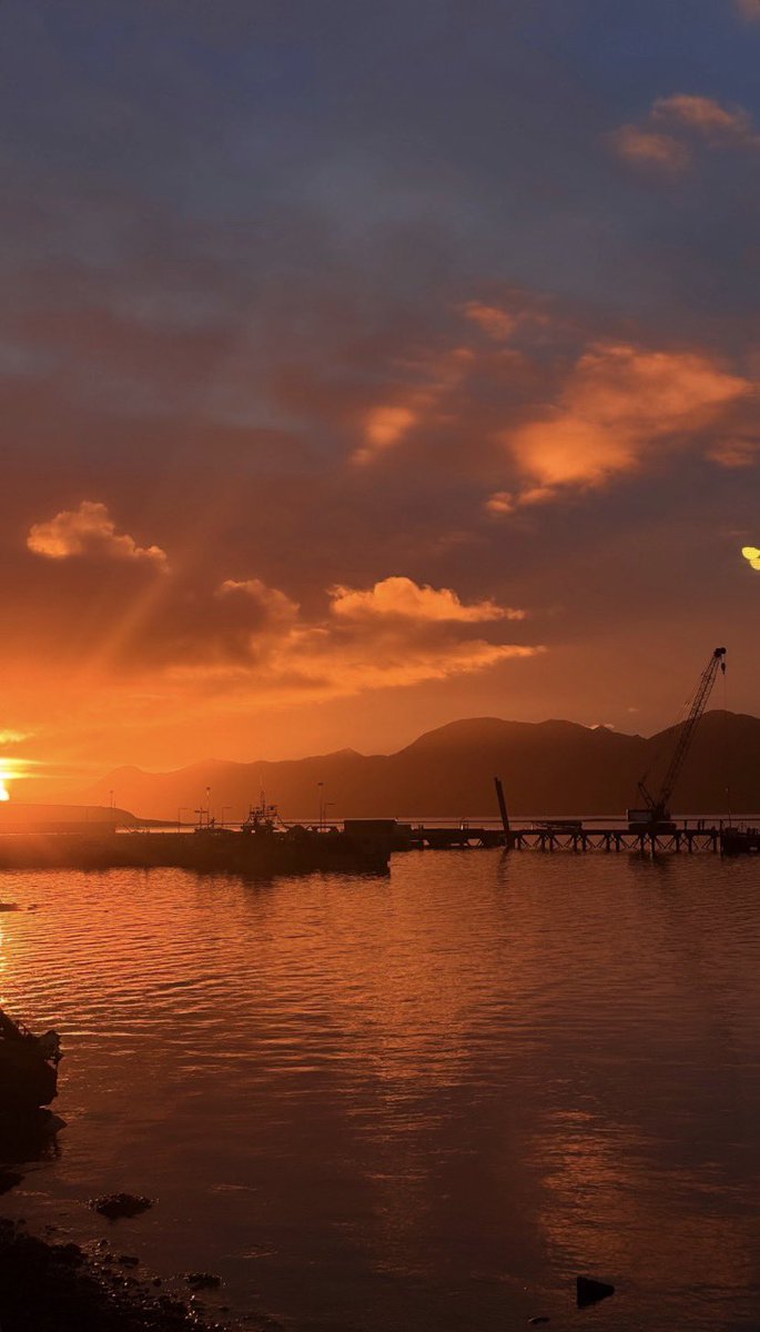cesar_quezada's tweet image. Atardecer en Puerto Williams, la ciudad más austral de todo el mundo 🌄 🇨🇱 

Avanzan los trabajos que permitirán el atraque de grandes buques en el nuevo muelle de la capital de Cabo de Hornos en isla Navarino 🛳️ 🚢 🐧🐋🇦🇶🇨🇱

📷 fotoaustralcl 

#Chile #Subantártico