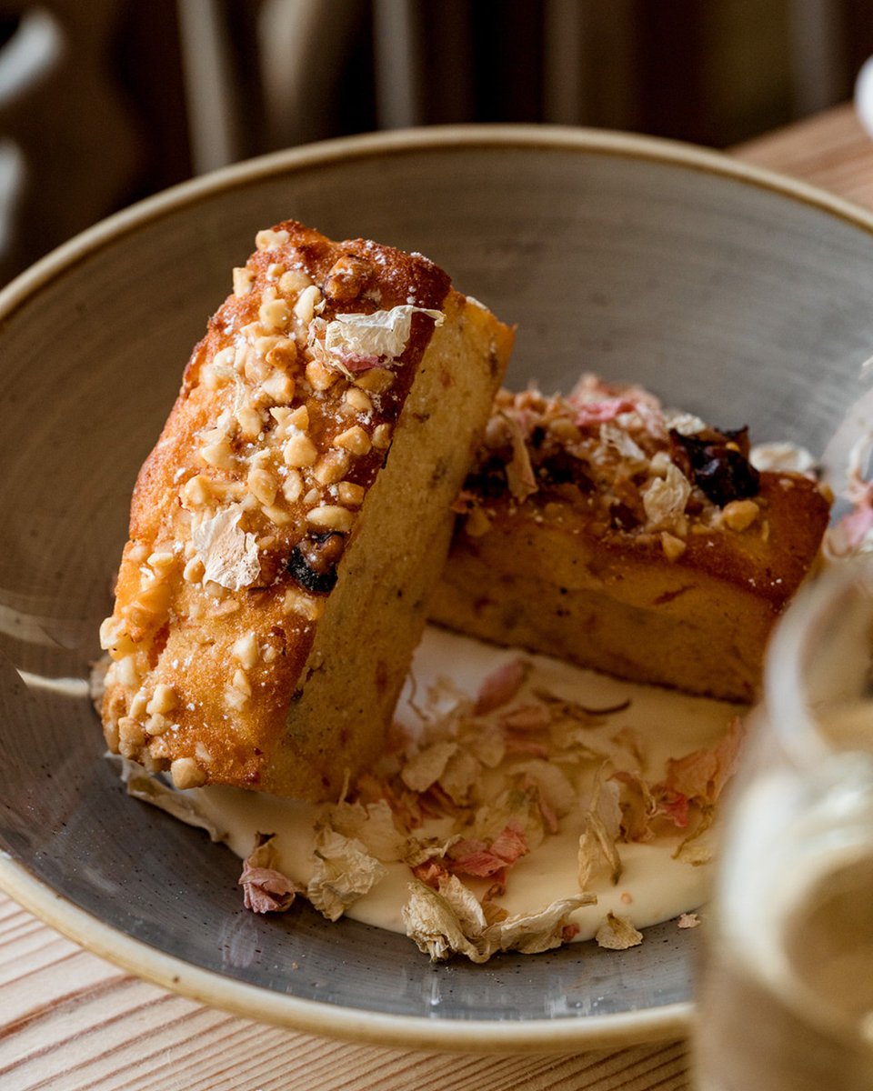 TMH_TN17's tweet image. The perfect pudding awaits at our award-winning pub! You won’t be able to resist tasty pear, almond, and grapefruit loaf, which comes with some orange blossom crème fraîche for a deliciously decadent, fragrant, and fresh dessert to indulge in.

#pubfood #seasonalfood #publife