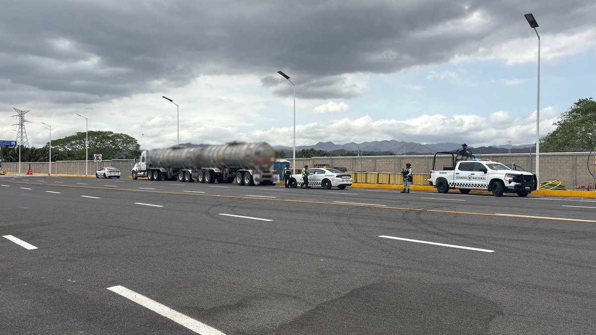 GN_MEXICO_'s tweet image. En carreteras federales del país, la #GuardiaNacional implementa operativos con la finalidad de inspeccionar vehículos de transporte de carga y verificar el legal traslado de combustibles. Somos #GuardianesDeLaSoberanía