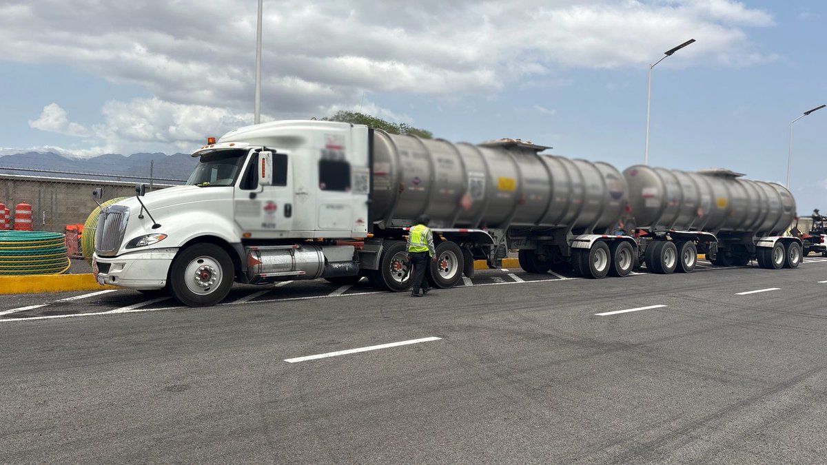 GN_MEXICO_'s tweet image. En carreteras federales del país, la #GuardiaNacional implementa operativos con la finalidad de inspeccionar vehículos de transporte de carga y verificar el legal traslado de combustibles. Somos #GuardianesDeLaSoberanía