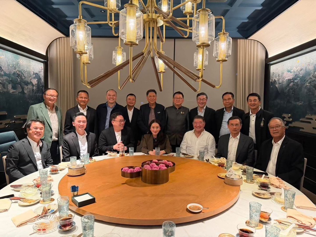 จากไทยรักไทยมาถึงเพื่อไทยผ่านวิกฤตผ่านมรสุมกันมาเท่าไหร่แต่เฮดหลักของพรรคก็ยังอยู่กันครบ รอพ่อใหญ่แม้วคัมแบล็คนะ  🥹