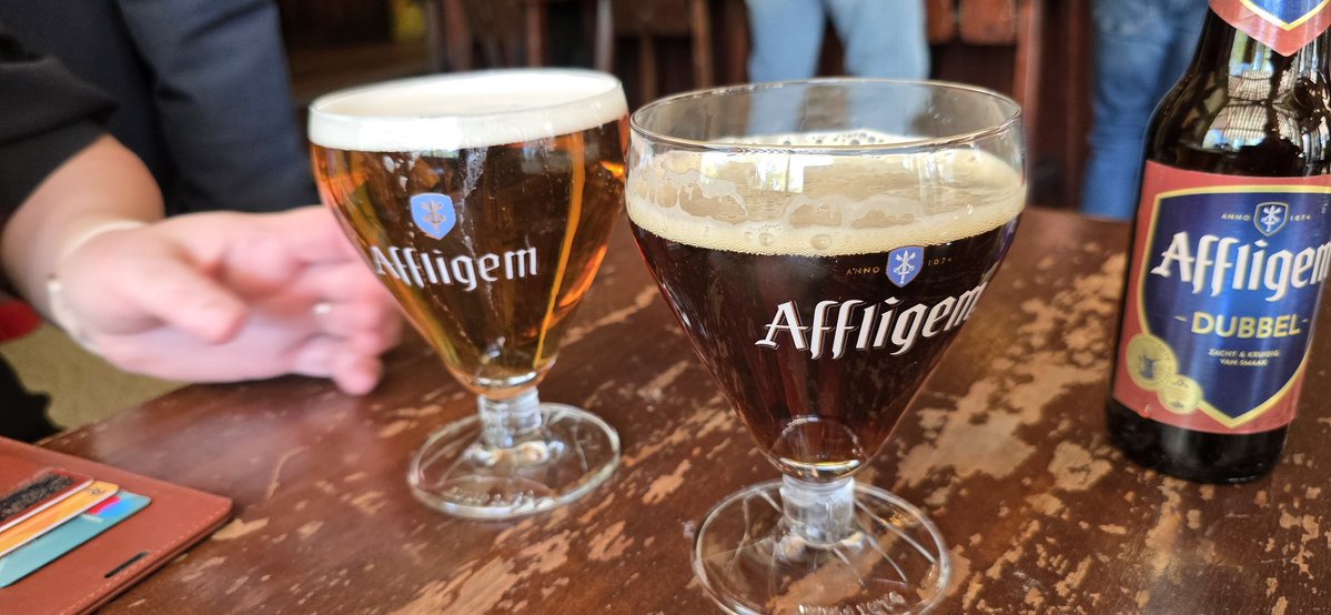 Martin1960's tweet image. Wat #Ovidius kan, kunnen wij ook: we metamorfoseren water in een oogwenk in bier... 😎🍻 #Amsterdam #HansEnGrietje